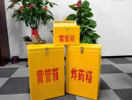 润州玻璃钢炸药箱与普通炸药箱有什么区别？